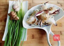 Illustration of how to stir-fry swimming crabs with green onion and ginger 1