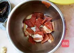 Illustration of how to make loofah crispy pork 2