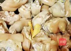 Illustration of how to make pork trotters with flavor sauce 3