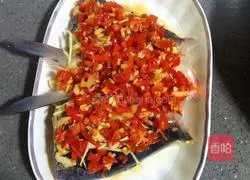 Illustration of how to make fish head with chopped pepper 8