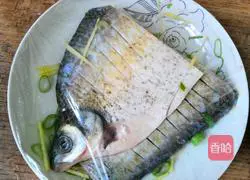 Illustration of how to make steamed Wuchang fish 8