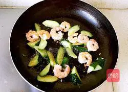 Illustration of how to stir-fry cucumber and shrimps 6