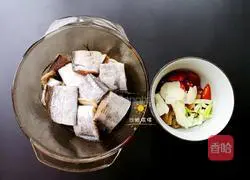 Illustration of how to make spicy and sour crispy hairtail 2