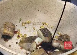 Illustration of how to cook fish cubes with fungus 6