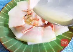 Illustration of how to make bacon and melon clips 7