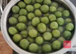Illustration of how to make green plum wine 4