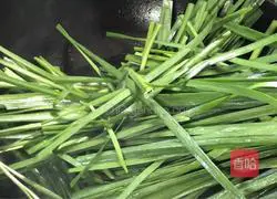 Stir-fried leeks and shrimps Illustration of how to do it 5