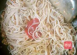 Illustration of how to make fried rice noodles with tomato sauce 8