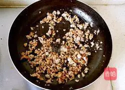 Illustration of how to stir-fry minced meat with garlic moss 5