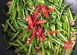 Illustration of how to stir-fry shredded pork with chives and moss 14
