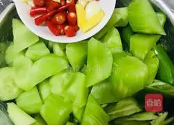 Cucumber, lettuce and braised chicken recipe 1