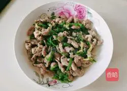 Illustration of how to stir-fry shredded pork with green pepper 4