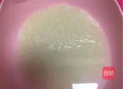 Illustration of how to make preserved meat clay pot rice 1