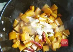 Illustration of how to make potato and beef stew 5