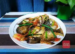 Illustration of how to make fried and braised red pomfret 8