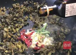 Stir-fry sauerkraut Illustration of how to make fish roe 7