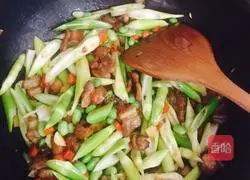 Illustration of how to make stir-fried pork with bamboo shoots 8