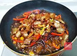 Illustration of how to make twice-cooked pork with sweet pepper and fungus 14