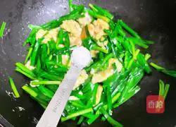 Illustration of how to make fried leeks with shrimps, eggs and leeks 9