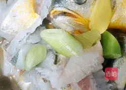 Illustration of how to make yellow croaker noodles 3