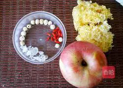 Illustration of how to make apple, tremella and lotus seed soup 1