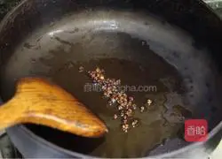 Illustration of how to make spicy razor clams 4