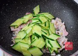 Illustration of how to make fried pork slices with cucumber and eggs 10
