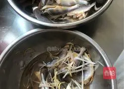 Illustration of how to make fried small yellow croaker with crispy bones 1