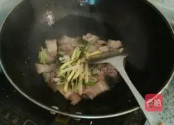 Illustration of how to make twice-cooked pork with carrots 3