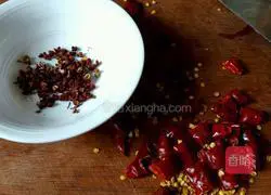 Illustration of how to make stir-fried spicy chicken 3