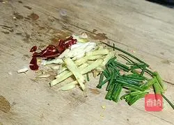 Recipe for spicy small crucian carp Illustration 3