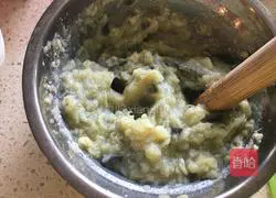 Illustration of how to mix eggplant and mashed potatoes 6