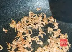 Illustration of how to make stir-fried river shrimp with leeks 2