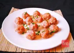 Illustration of how to make shrimp and pork balls 12