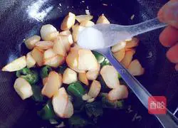 Illustration of how to make stir-fried quail eggs and three delicacies 13