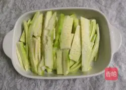 Illustration of how to make steamed loofah with wolfberry and garlic flavor 5