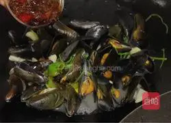 Illustration of how to stir-fry sea melon seeds 6