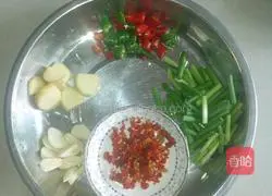 Illustration of how to make spicy stir-fried bullfrog 3