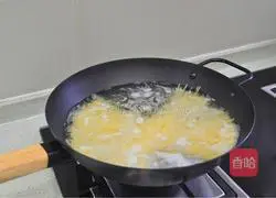 Illustration of how to make garlic spicy seafood pasta 8