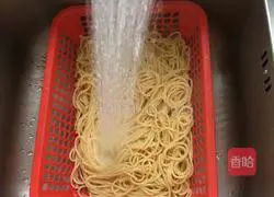 Luffa, ham and egg fried spaghetti Practice illustration 4