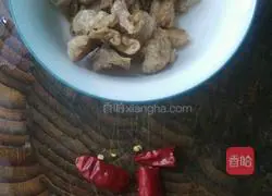 Illustration of how to make oil residue lotus white 2