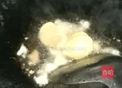 Illustration of how to make twice-cooked pork with potatoes in dry pot 7