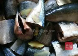 Illustration of how to make canned fish in tomato sauce 2