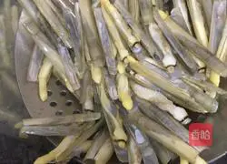 Illustration of how to make bamboo clams with scallion oil 4