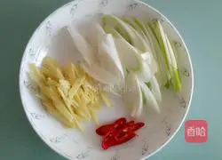 Illustration of how to stir-fry razor clams with ginger and green onions 6