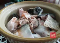 Illustration of how to make baked fish head without water and onion and ginger 5