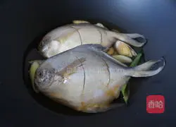 Illustration of how to cook dry-roasted pomfret without adding a drop of oil 7