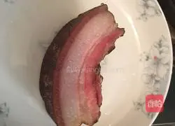 Illustration of how to stir-fry bacon with pepper 1