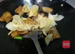Illustration of how to stir-fry pork belly with winter bamboo shoots and sauerkraut 7