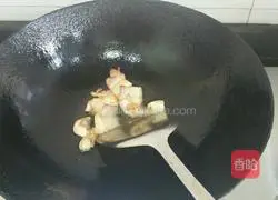 Illustration of how to make tea tree mushrooms in dry pot 5